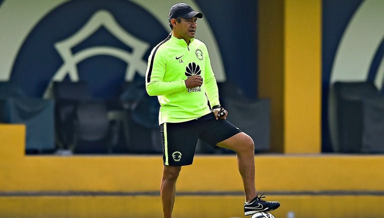  Ignacio Ambriz, durante un entrenamiento del América