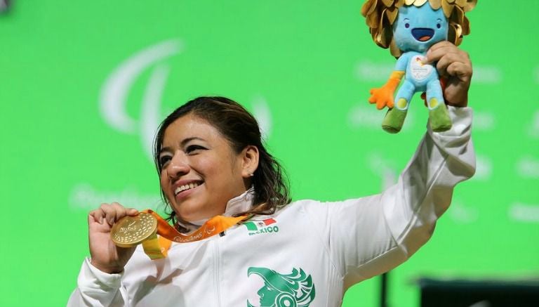 Amalia Pérez posa con su medalla de Oro obtenida en Río 2016