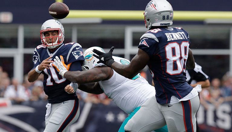 Jimmy Garoppolo a punto de ser capturado por la defensiva de Miami