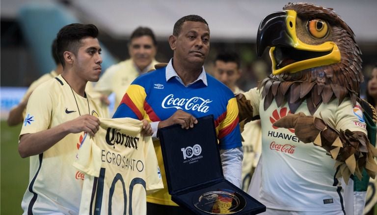 Carlos Santos durante el homenaje que realizó América a sus mejores mediocampistas