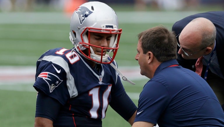 Jimmy Garoppolo es atendido tras la lesión en el hombro