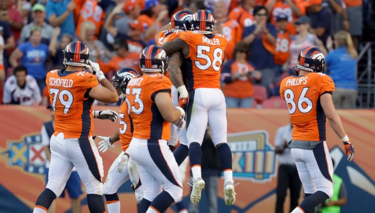 Shane Ray celebra junto a Von Mille una anotación con los Broncos