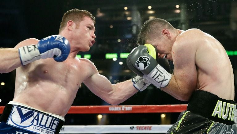 Canelo conecta un golpe a Liam Smith