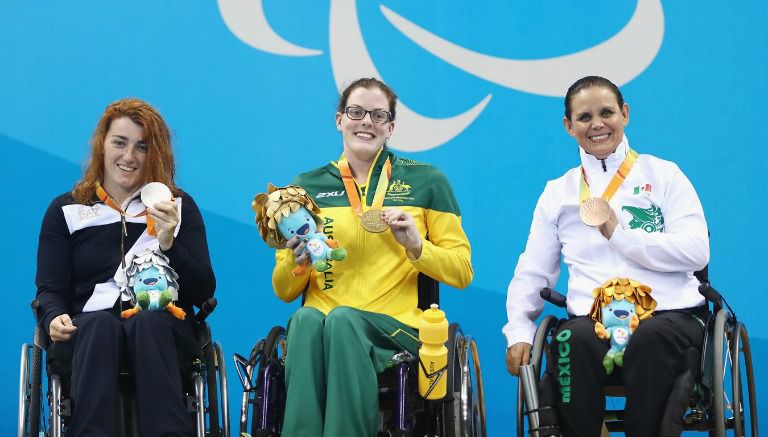 Nely Miranda (derecha) posa con la medalla de Bronce