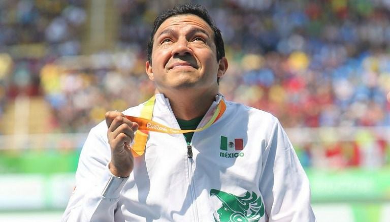 Edgar Navarro con su medalla de plata obtenida en Río 2016 |