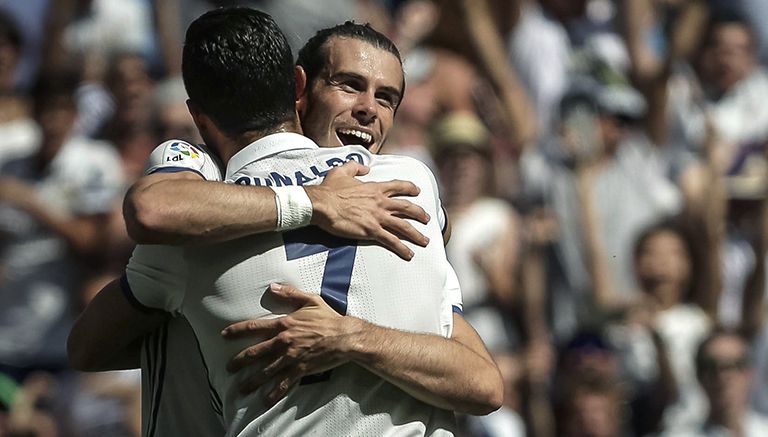 Cristiano Ronaldo abraza a Bale en festejo de gol