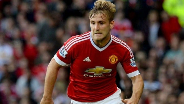 Luke Shaw disputa un partido con los Red Devils