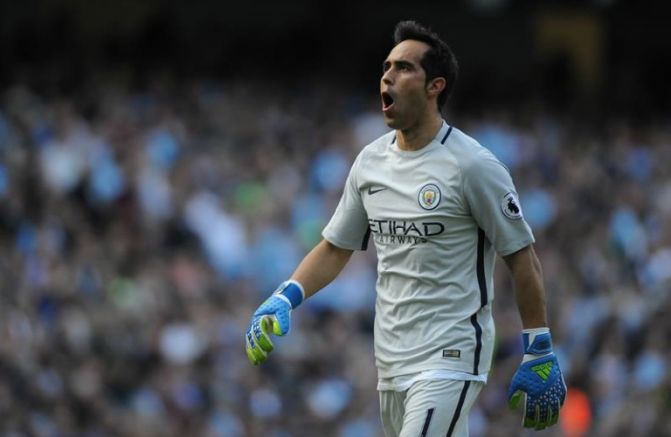 Claudio Bravo con el  Manchester City  lanza gritos de animo