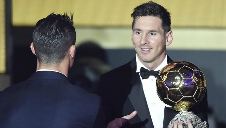 Lionel Messi es saludado por CR7 en la última entrega del Balón de Oro