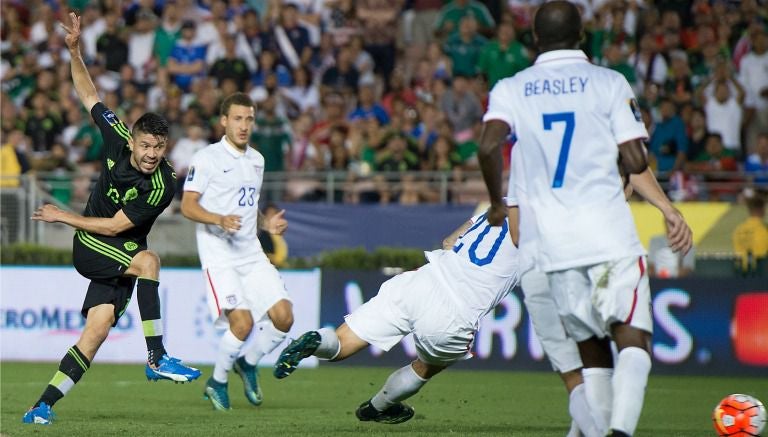 Oribe Peralta dispara a gol en un partido entre el Tri y EU en 2015