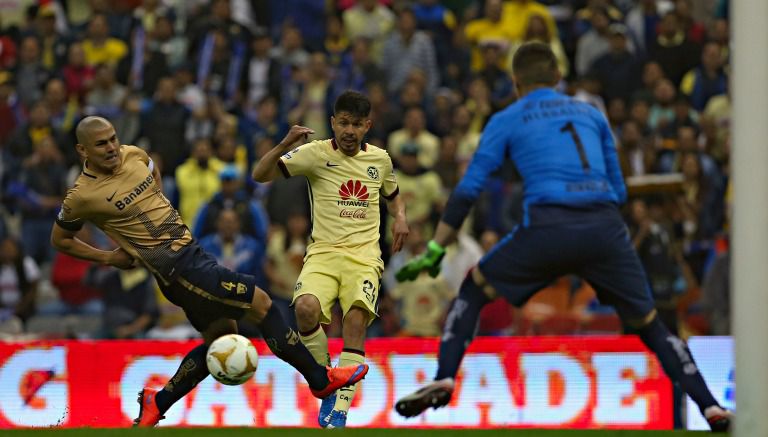 Oribe Peralta intenta definir ante el cruce de Darío Verón y la salida de Pikolín Palacios