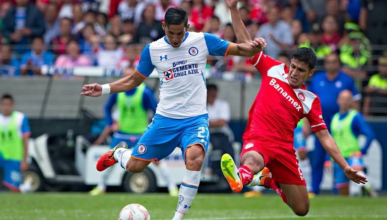 Jorge Benítez y Francisco Gamboa, durante el partido entre Cruz Azul y Toluca en el C2016