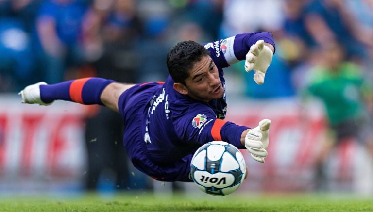 Jesús Corona se lanza para evitar un gol en su arco