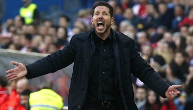 Diego Simeone da indicaciones a los colchoneros en La Liga