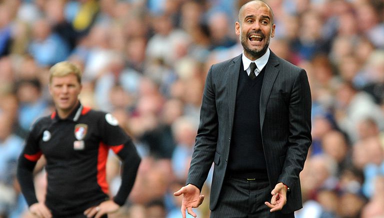 Pep Guardiola grita durante un juego del Manchester City