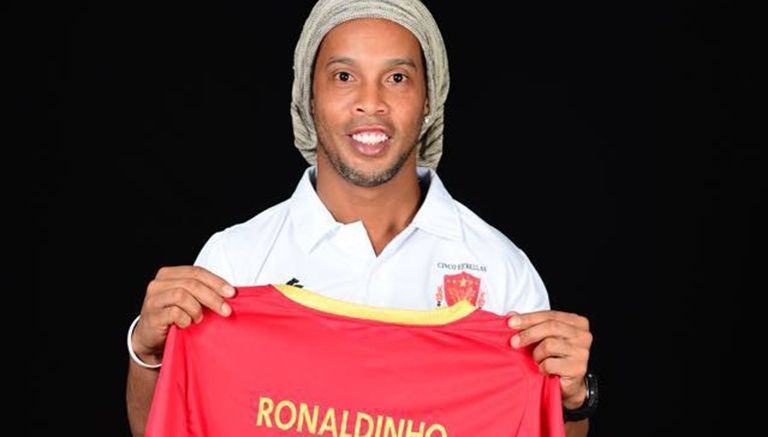 Ronaldinho posa con el jersey del club regio