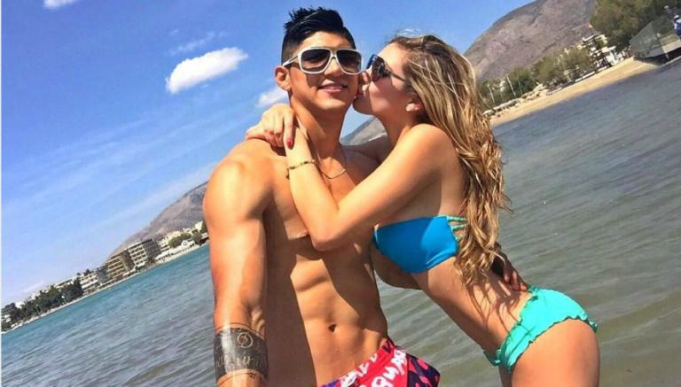 Alan Pulido y Ileana Salas, durante un viaje de vacaciones 