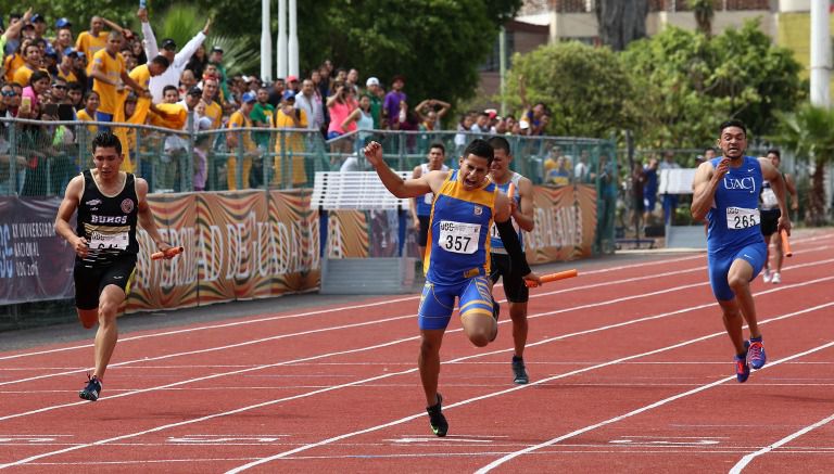 Competidores en la prueba 4x100 metros relevos, durante la Universiada Nacional 2016