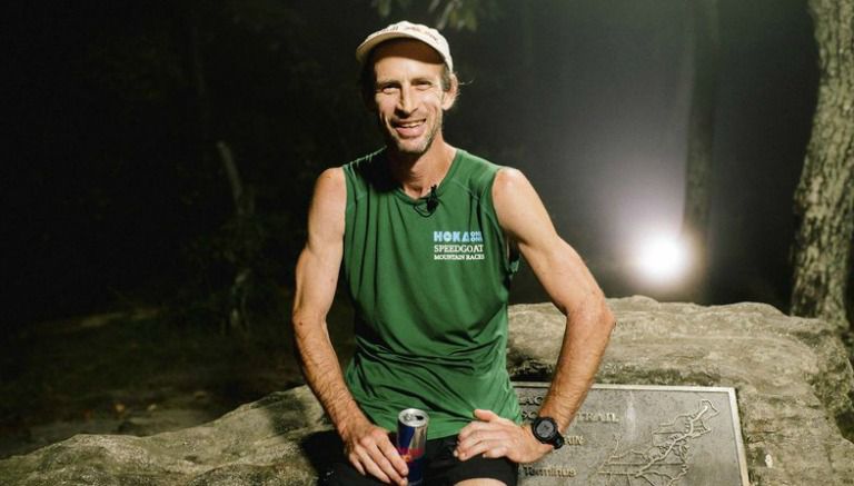 Karl Meltzer posa al terminar el Appalachian Trail