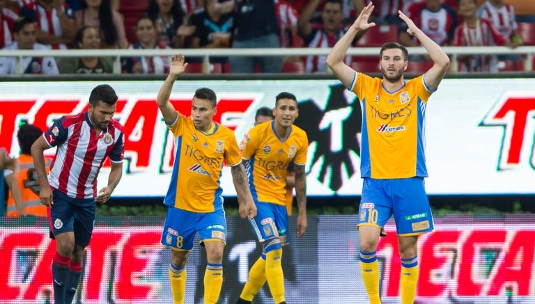 Jugadores de Tigres, durante el encuentro en Guadalajara