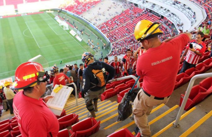 Personal de seguridad saca a la víbora del estadio