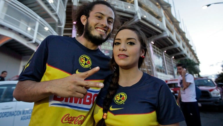 Seguidores del América, en las afueras del Estadio Victoria