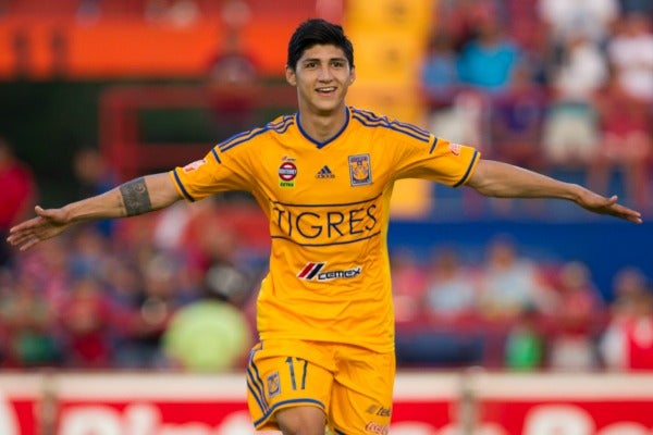 Alan Pulido festeja una anotación con Tigres