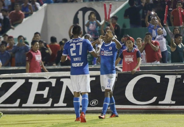 Joao Rojas y Jorge Benítez festejan tras un gol de Cruz Azul