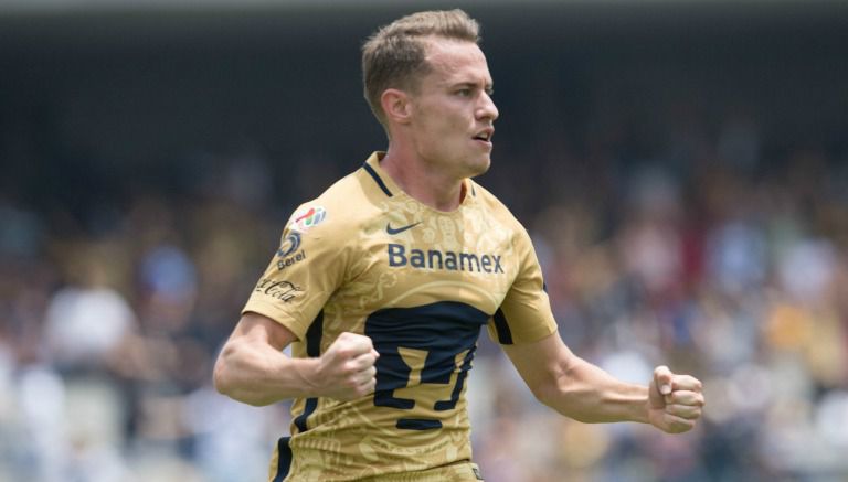 Abraham González en un partido de Pumas