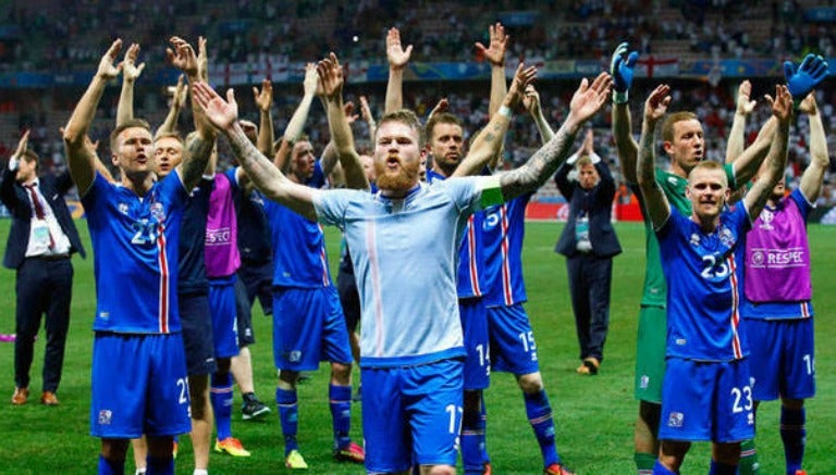 Jugadores de Islandia agradecen a su afición el apoyo en la Euro