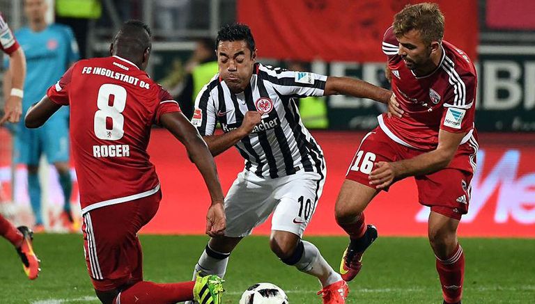 Marco Fabián, entre dos marcadores en juego del Frankfurt