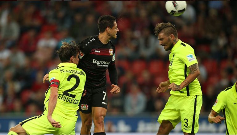 Chicharito remata contra el Augsburgo