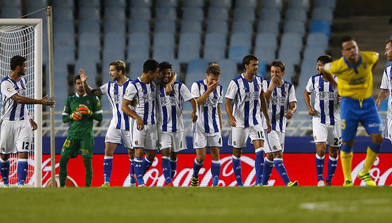 Carlos Vela celebra con sus compañeros tras marcar de penalti