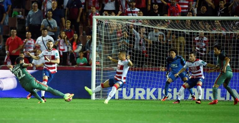 Ochoa observa un tiro del Athletic