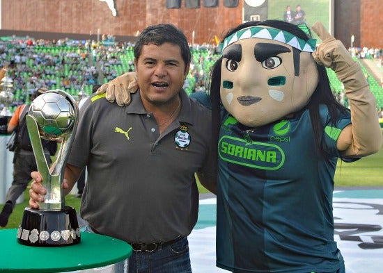 El Travieso posa junto al trofeo del Clausura 2008 ganado con Santos