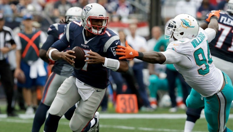 Jacoby Brissett a punto de mandar un pase