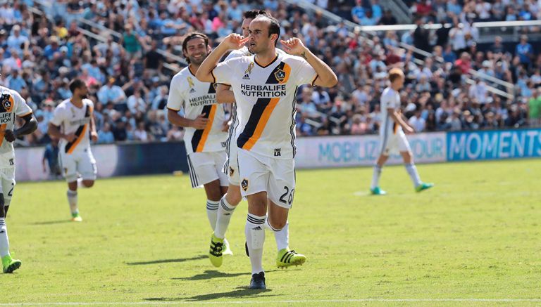 Landon Donovan celebra un gol con el LA Galaxy