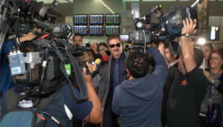 La Volpe en su llegada al aeropuerto de la Ciudad de México