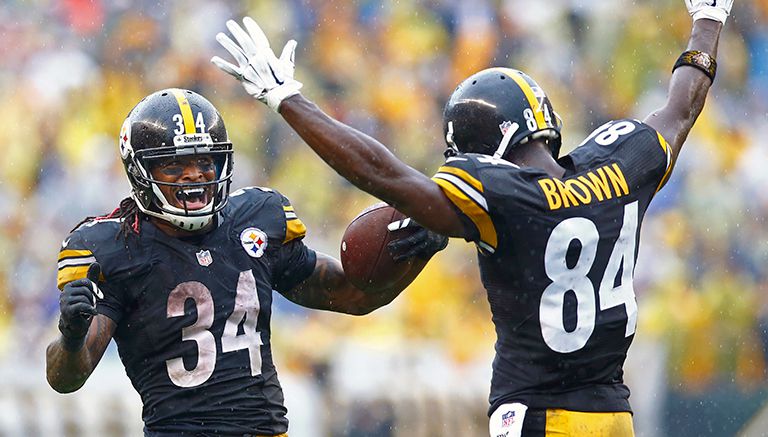 Williams y Brown celebran un touchdown de Steelers