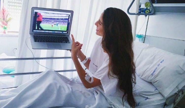 Lucía Villalón observa el partido de Chicharito desde el hospital