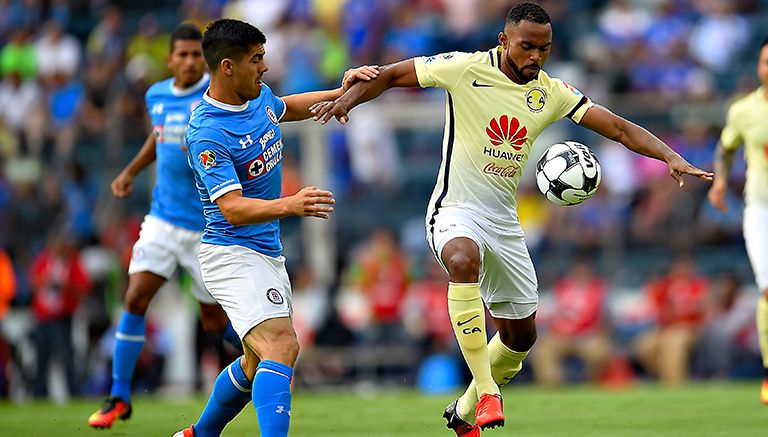 William da Silva controla el balón en juego contra Cruz Azul