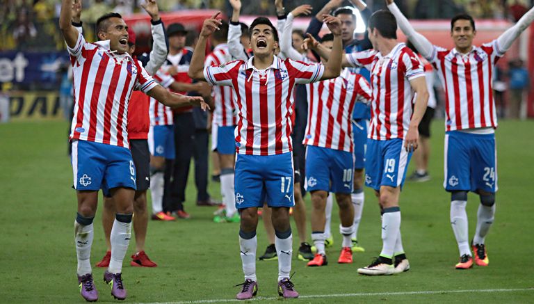 Jugadores de Chivas celebran tras ganar el Clásico