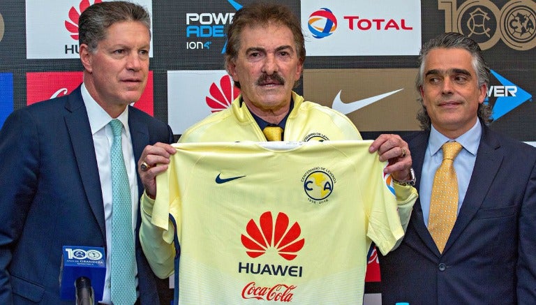 La Volpe posa con la playera del América