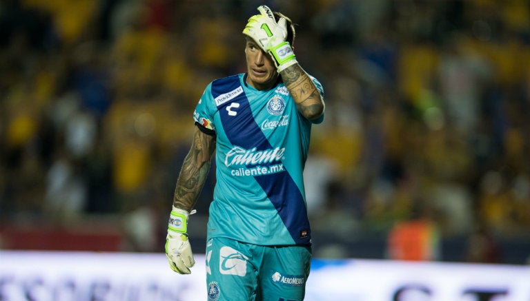 Cristian Camnpestrini se lamenta en partido de Puebla 