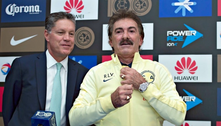 Peláez y La Volpe durante la presentación del argentino como DT del América