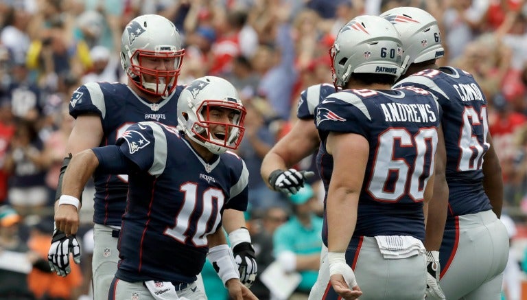 Jimmy Garoppolo festeja un touchdown de su equipo