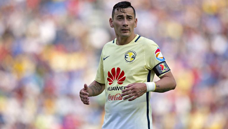 Rubens Sambueza en un partido con el América