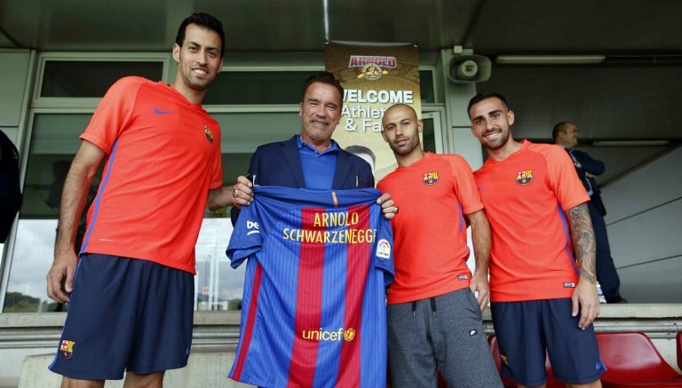 Jugadores del Barcelona se retratan con Schwarzenegger