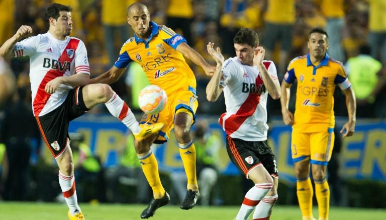 Guido Pizarro trata de evitar que pase el balón durante la Final de la Copa Libertadores 2015