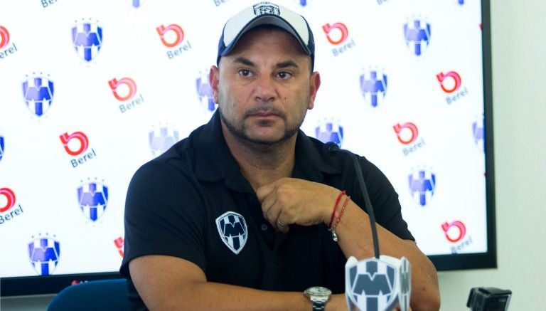 Antonio Mohamed, durante una conferencia de prensa con Rayados